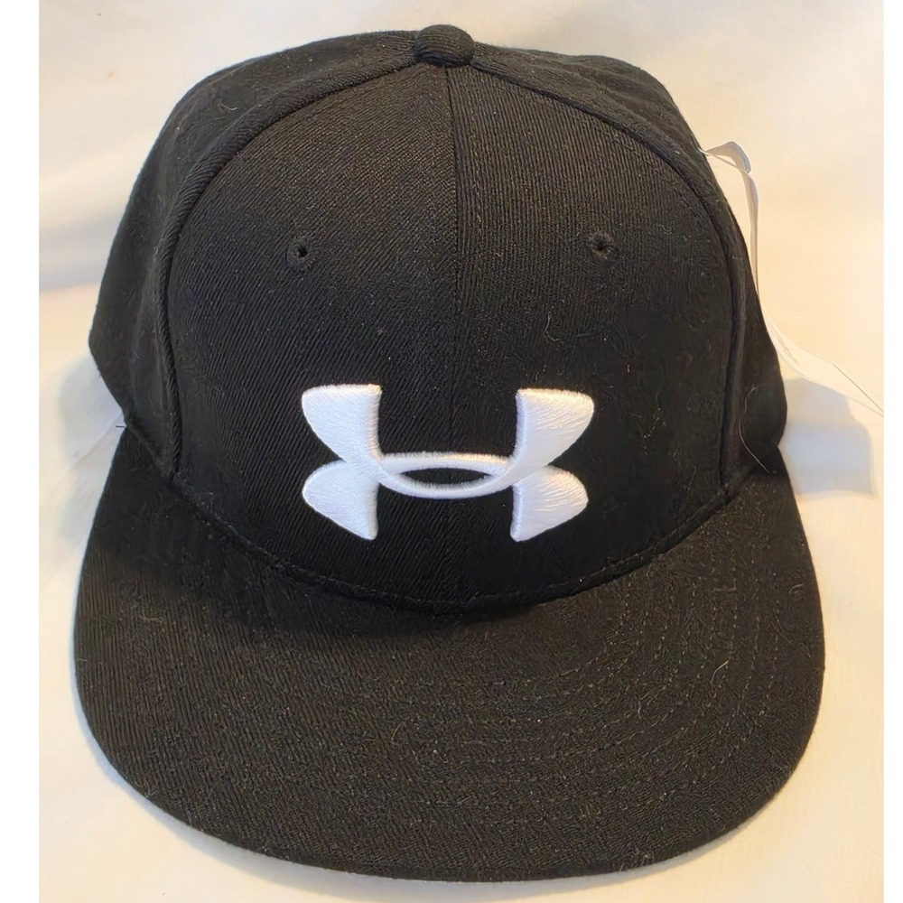 Under Armour Mens Black Fitted Baseball Hat White Logo Flat Brim Size 6 5/8‎